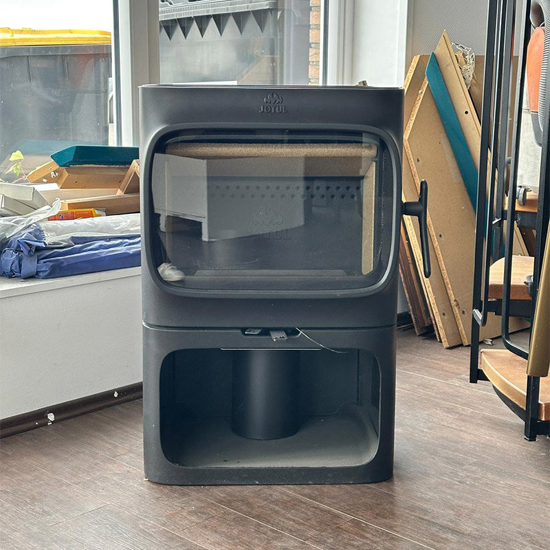 Ausstellungsstück Kaminofen Jøtul F 305 B schwarz mit Sockel 7 kW