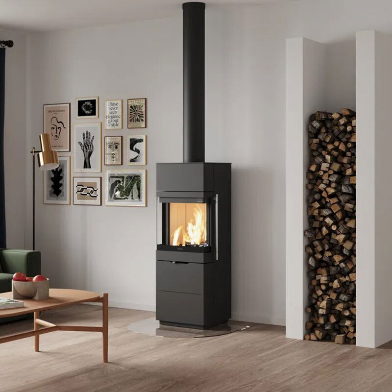 Kaminofen Lotus Allure 6,5 kW mit abgewinkelter Frontscheibe